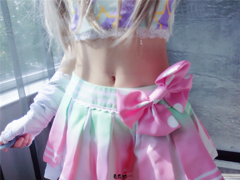 粉红短裙条纹袜，忍不住想咬一口