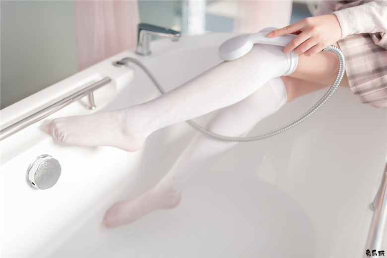 浴缸里的白丝格子裙