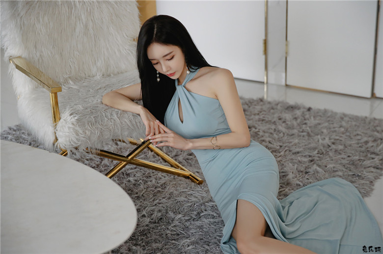 孙允珠：水晶翡钻茉莉宝蓝华丽晚礼裙