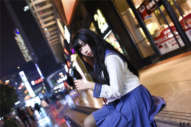 清新美少女打伞漫步夏日细雨中