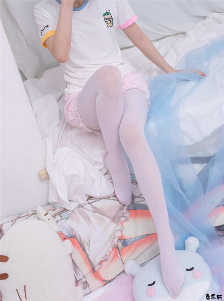 卧室里的白丝少女