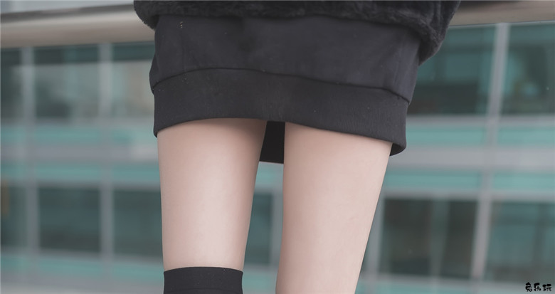【福利姬】让人喜欢的黑丝及膝袜小细腿！太美了（48P）