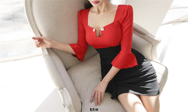 孙允珠：亮橘花露圆领娇可铆钉包臀裙