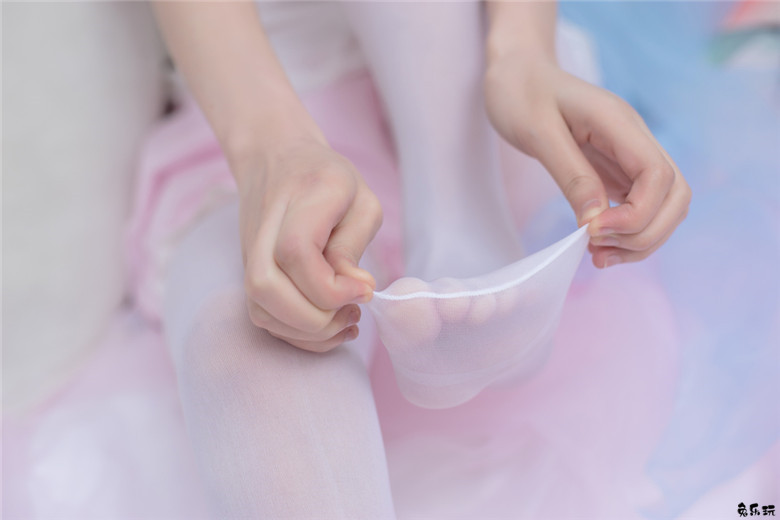 卧室里的白丝少女